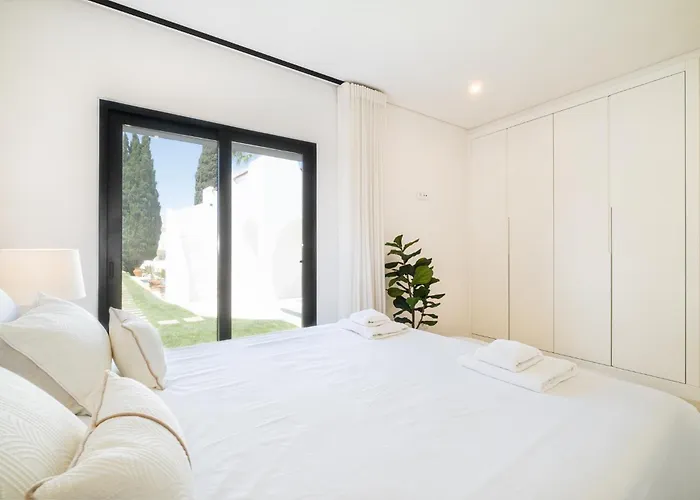 Hébergement de vacances Veiga - Luxury Modern Design With Large Beautiful Garden *