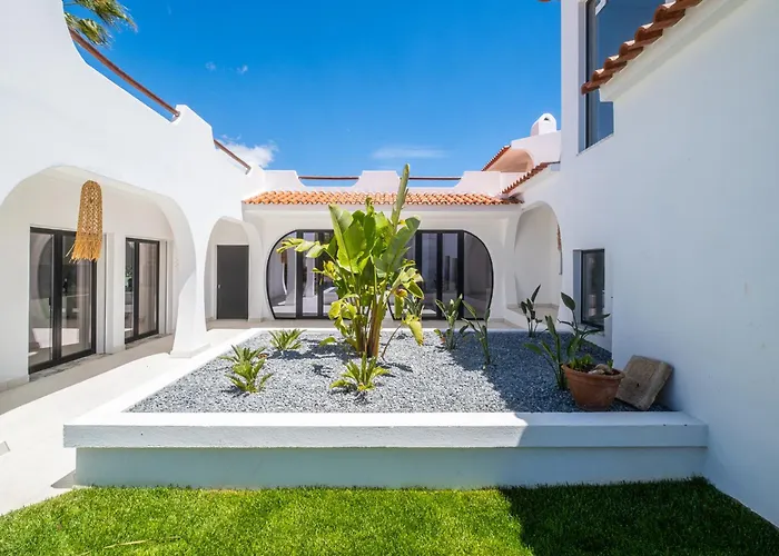 Hébergement de vacances Veiga - Luxury Modern Design With Large Beautiful Garden