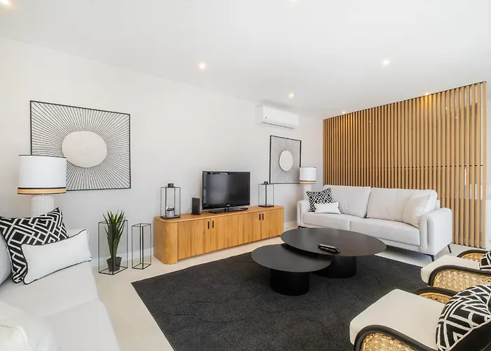 Hébergement de vacances Veiga - Luxury Modern Design With Large Beautiful Garden