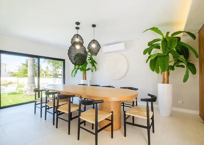 Hébergement de vacances Veiga - Luxury Modern Design With Large Beautiful Garden *