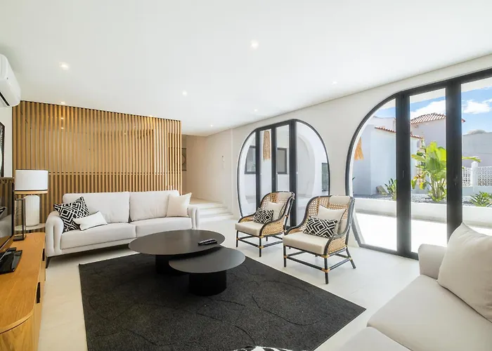 Hébergement de vacances Veiga - Luxury Modern Design With Large Beautiful Garden Albufeira
