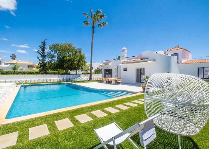 Hébergement de vacances Veiga - Luxury Modern Design With Large Beautiful Garden *