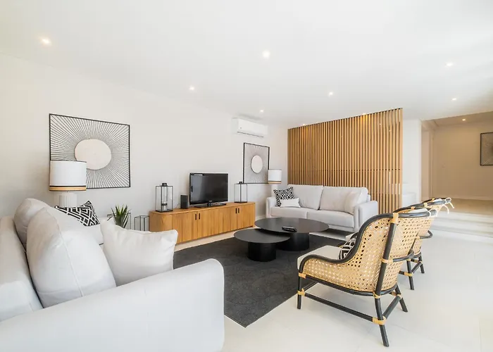 Veiga - Luxury Modern Design With Large Beautiful Garden Hébergement de vacances *