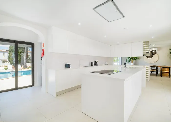 Nyaraló Veiga - Luxury Modern Design With Large Beautiful Garden *