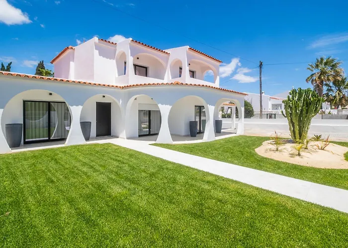Nyaraló Veiga - Luxury Modern Design With Large Beautiful Garden *